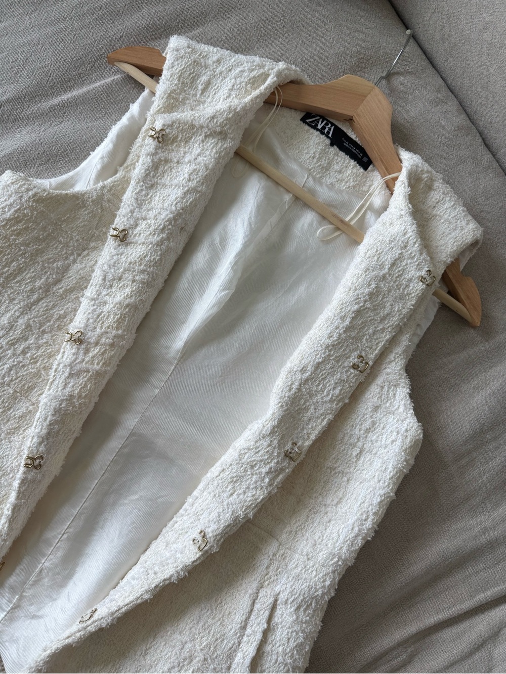 Zara Cream Tweed Gold Button Sleeveless Vest Blazer Jacket Size Medium - Picture 3 of 4